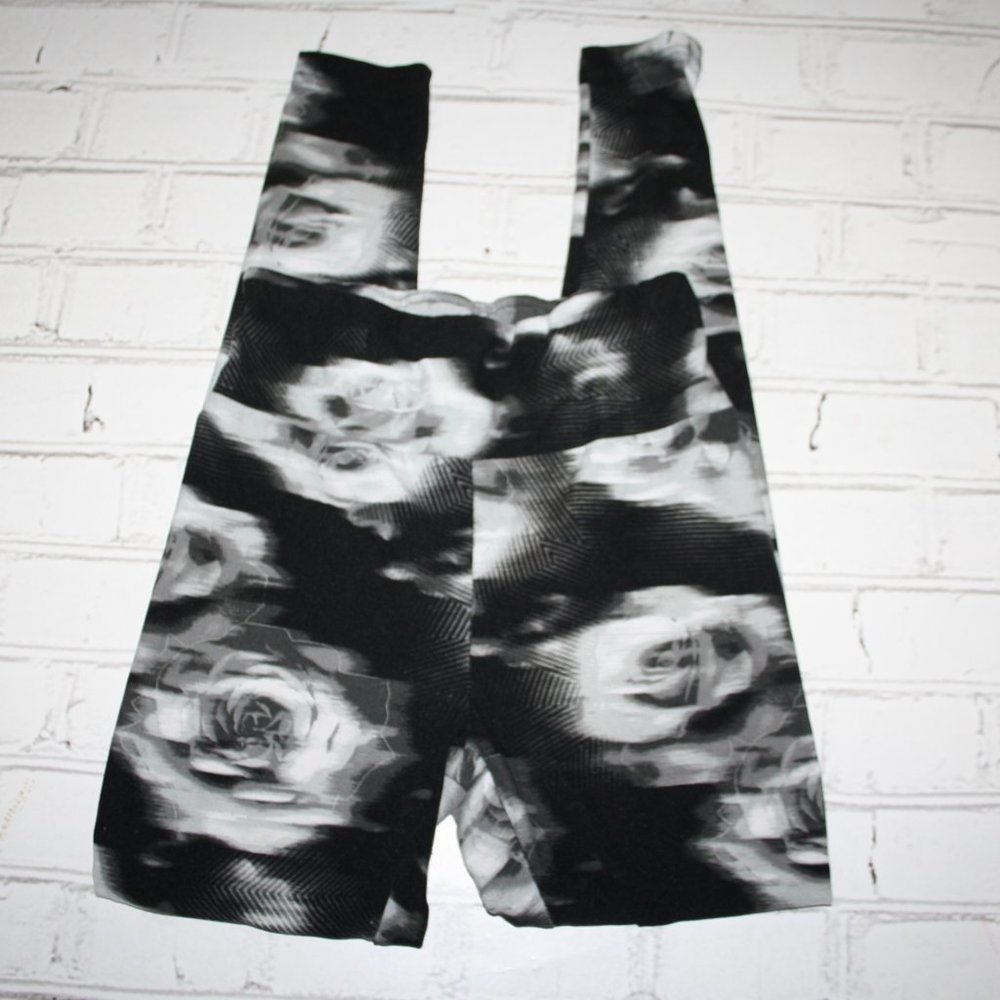 Black and white rose Work out leggings Size small No Boundaries